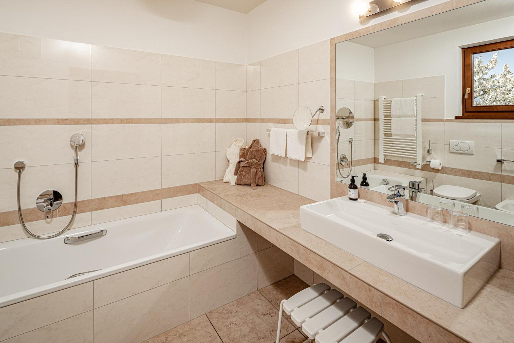 Hotel Haus Am Hang Калдаро Стая снимка