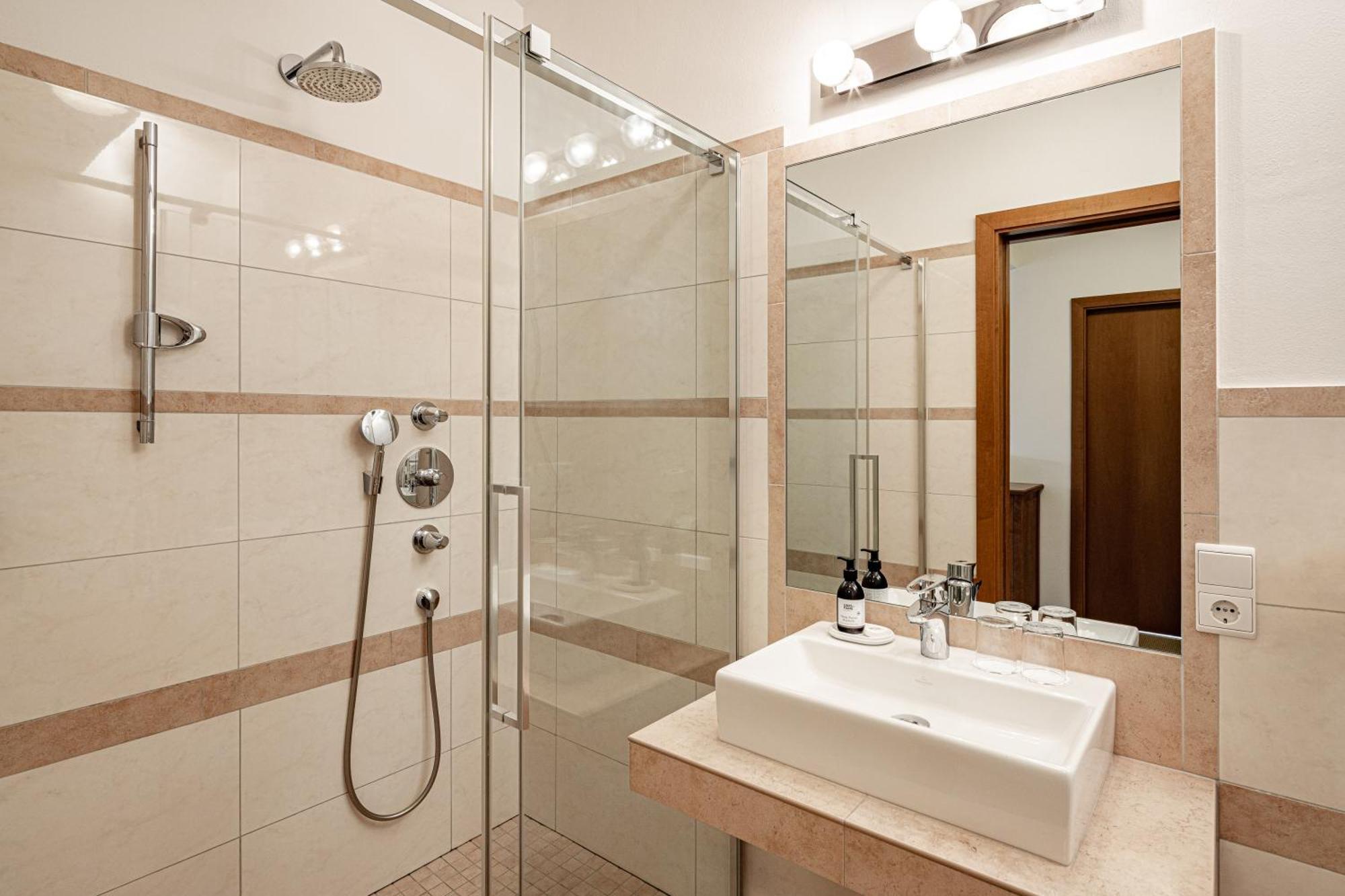 Hotel Haus Am Hang Калдаро Стая снимка