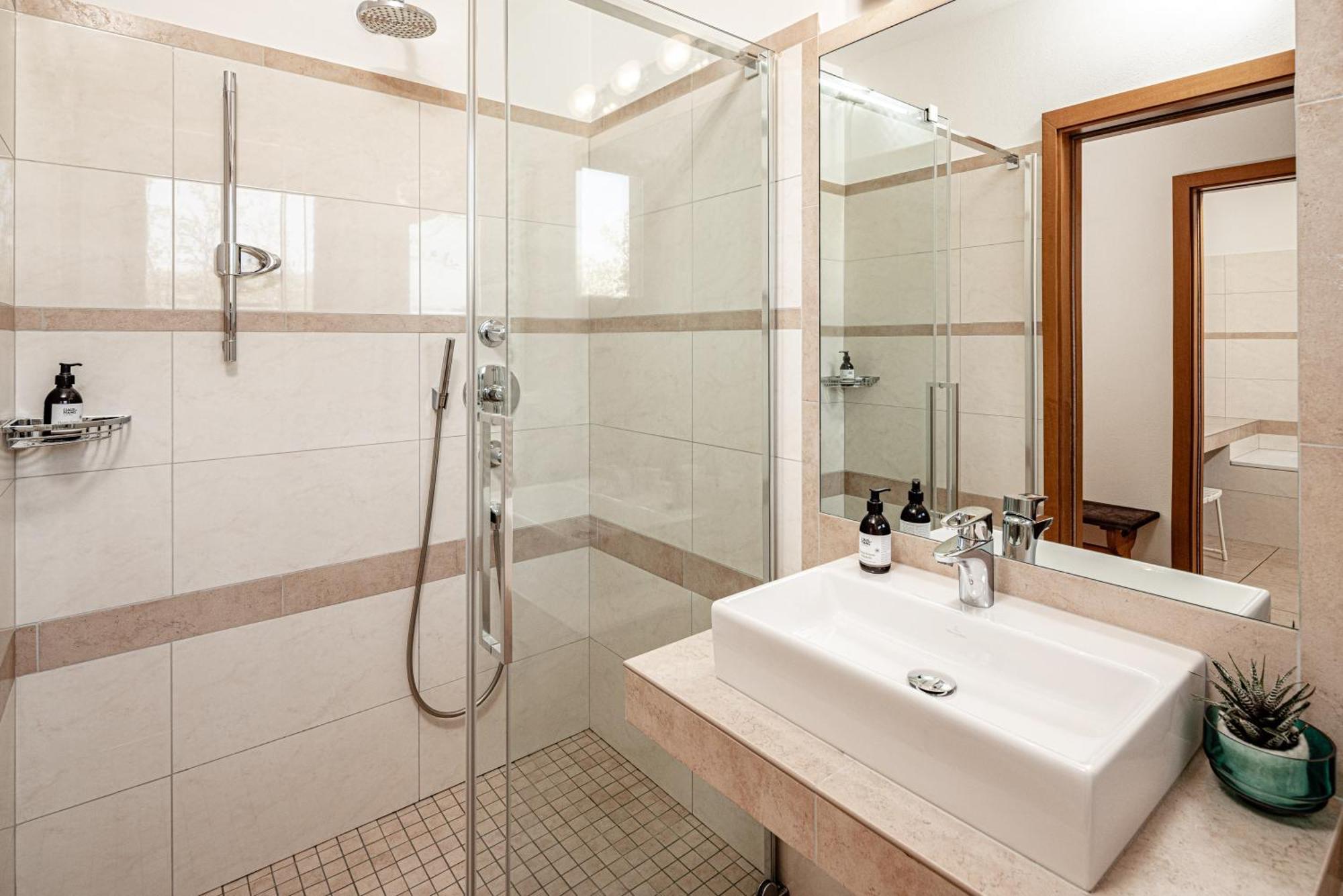 Hotel Haus Am Hang Калдаро Стая снимка