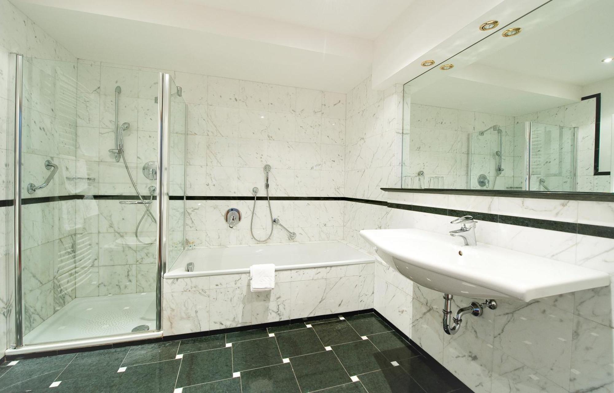 Hotel Haus Am Hang Калдаро Стая снимка